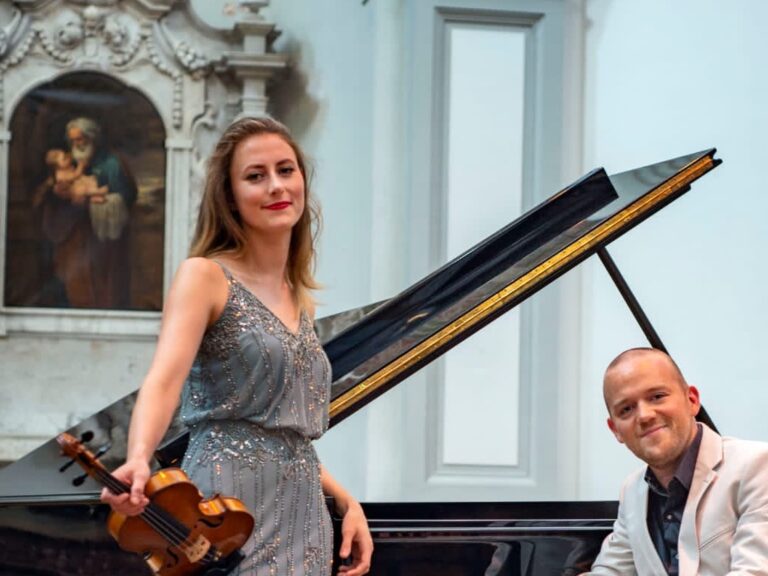 Emma en Koenraad spelen Debussy