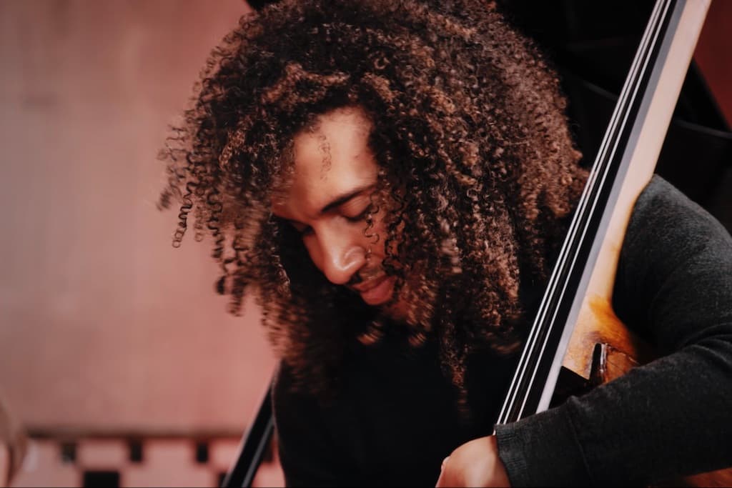Solist James Oesi speelt op zijn contrabas