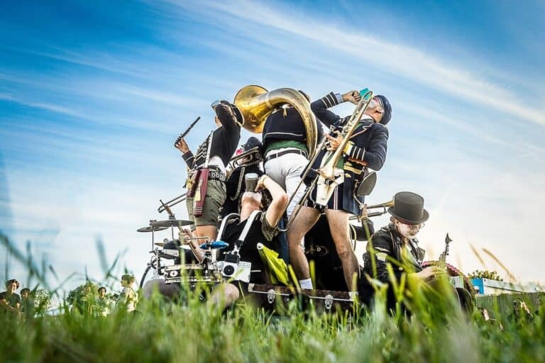 Neo-fanfare 9x13 op Uitgast met Nieuw Babylon