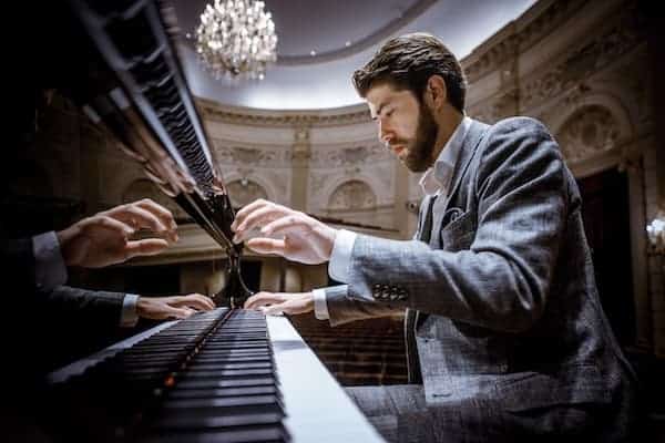 Thomas Beijer speelt met Quirine Viersen op Uitgast.